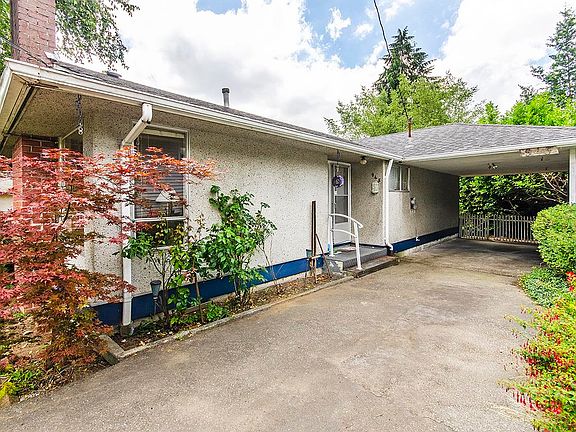 4th image of 945 Caithness Cres