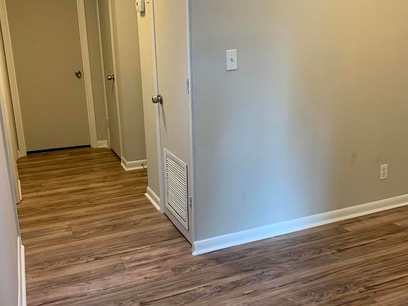 5th image of 421 Parkwood Dr E