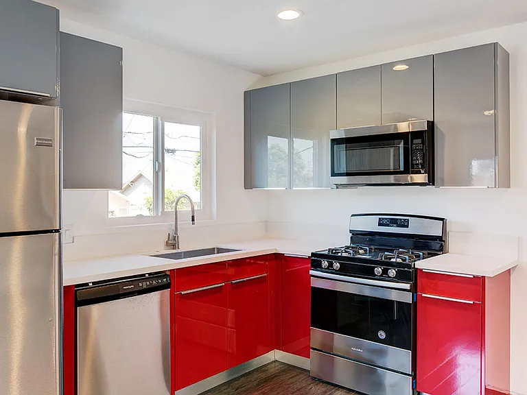 1321 W 36th Pl — Photo 12