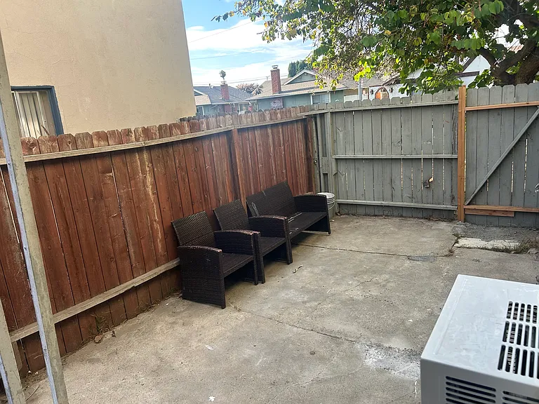 1820 W Glenoaks Ave #A — Photo 11