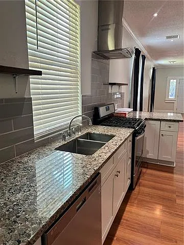 3 bed, 2.0 bath, 1216 sqft, $2,200 — Photo 3