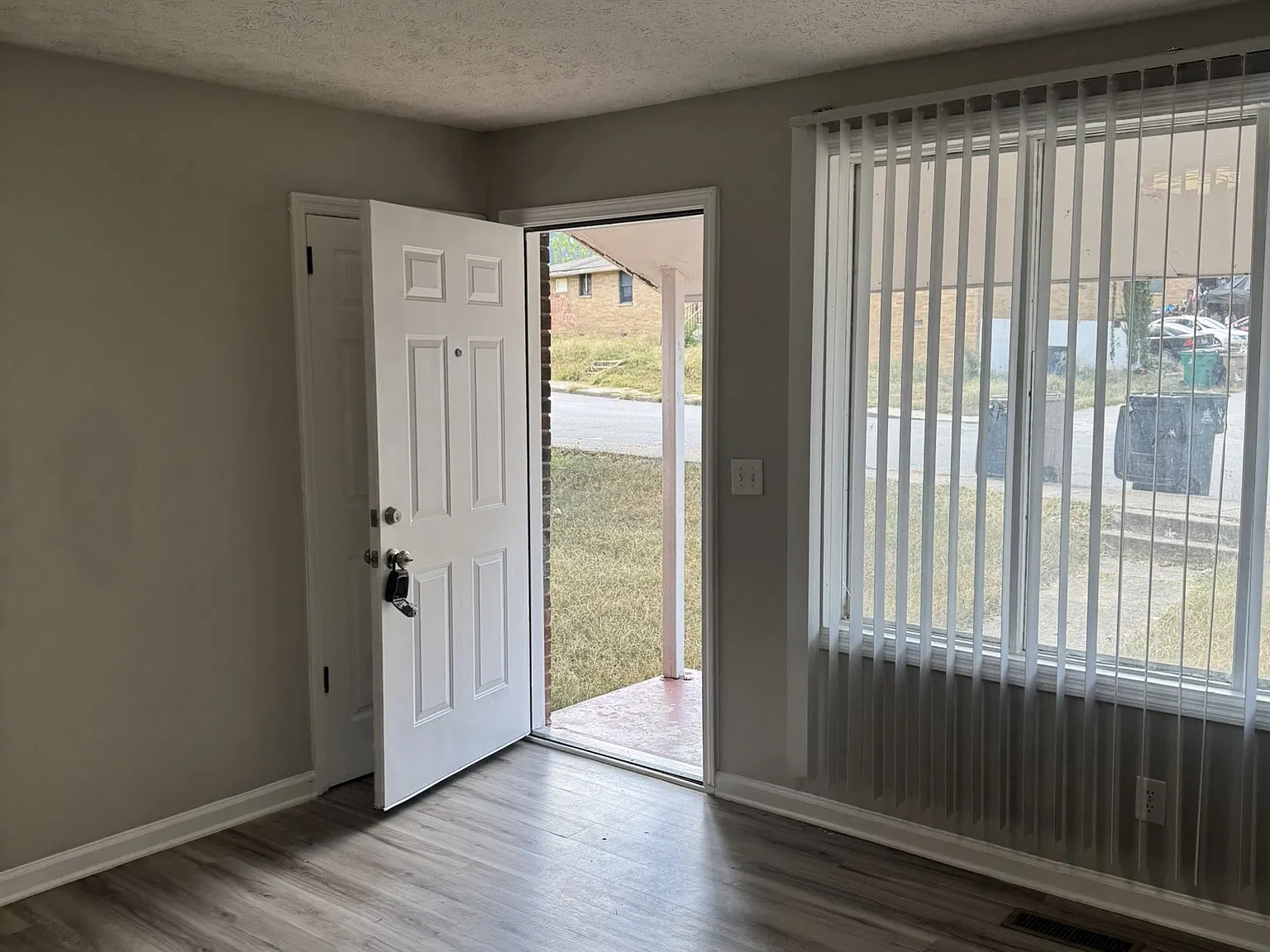 3 bed, 1250 sqft, $2,100 — Photo 3