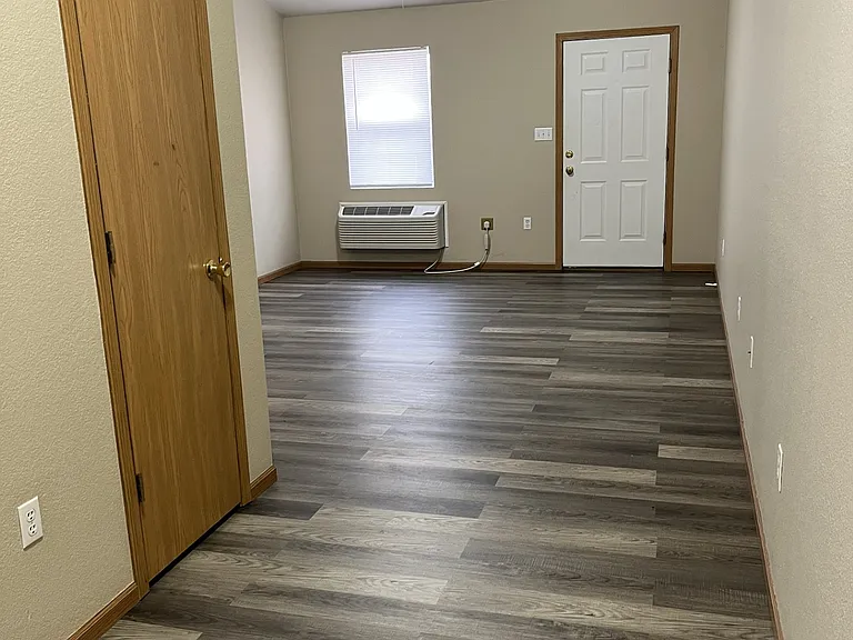 135 W Culton St W #C — Photo 4