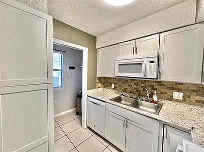 3rd image of 875 Fairview Dr