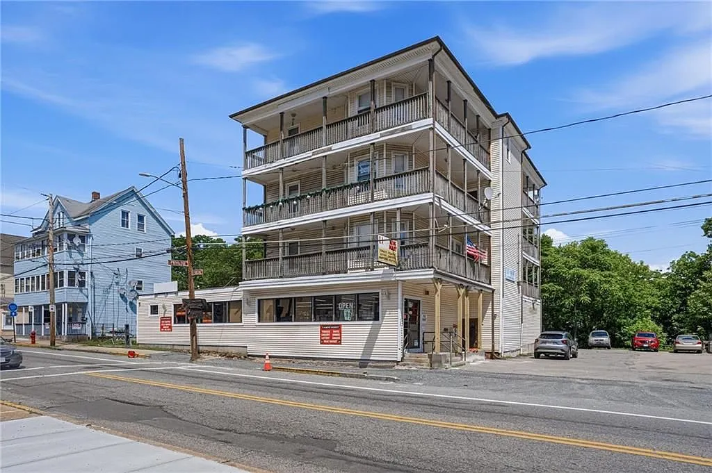 2 bed, 1.0 bath, 1778 sqft, $1,800 — Photo 1