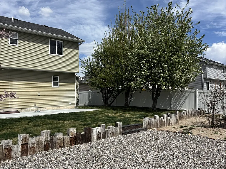 2075 Mary Dr — Photo 3