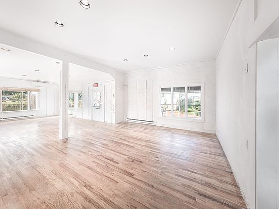 4th image of 484 Lake Dr