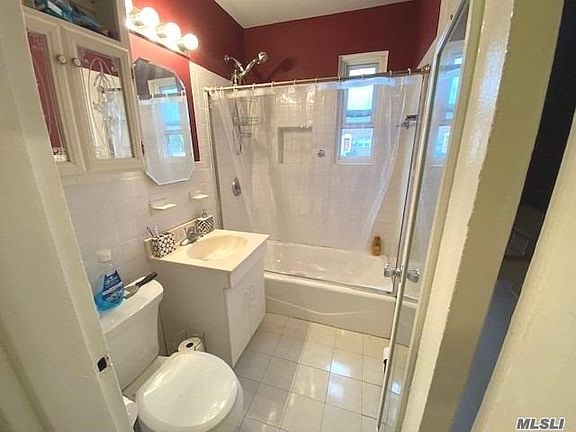 5th image of 226-06A Kingsbury Ave #245