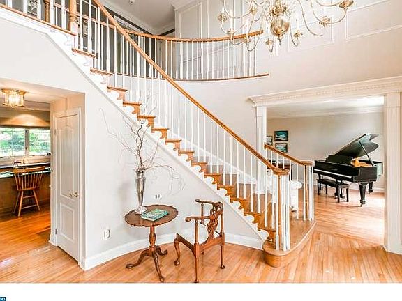 3rd image of 129 Pembrooke Cir