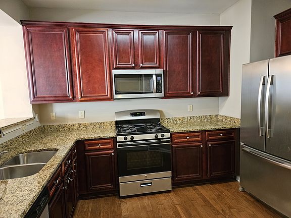 3rd image of 121 Grampian Ct