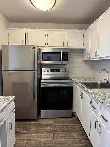 218 Windsor Dr #J Photo 1