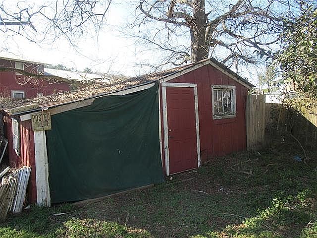 2nd image of 915 Lewis St