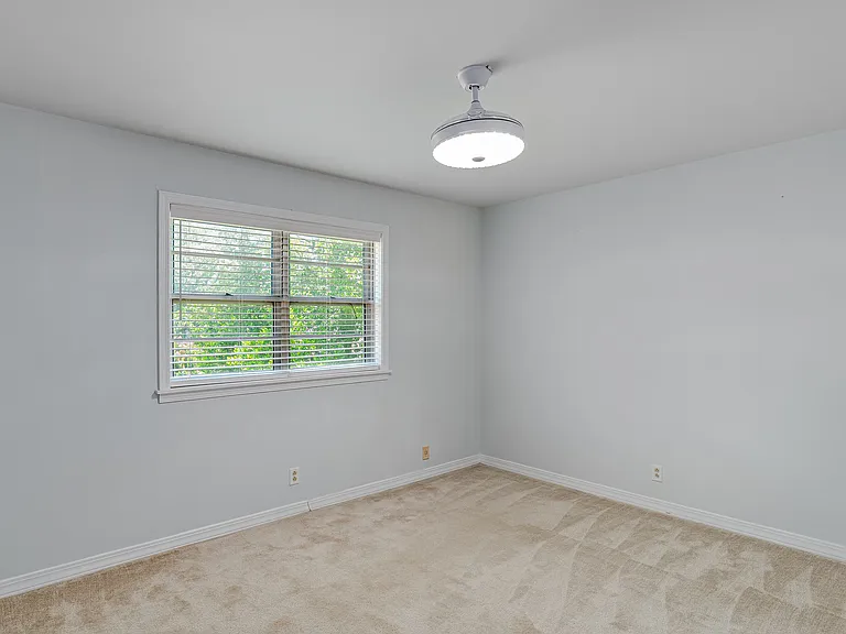 1554 Westbury Dr — Photo 13