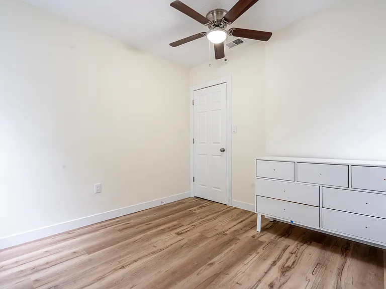 1116 W 19th Pl #2F — Photo 11