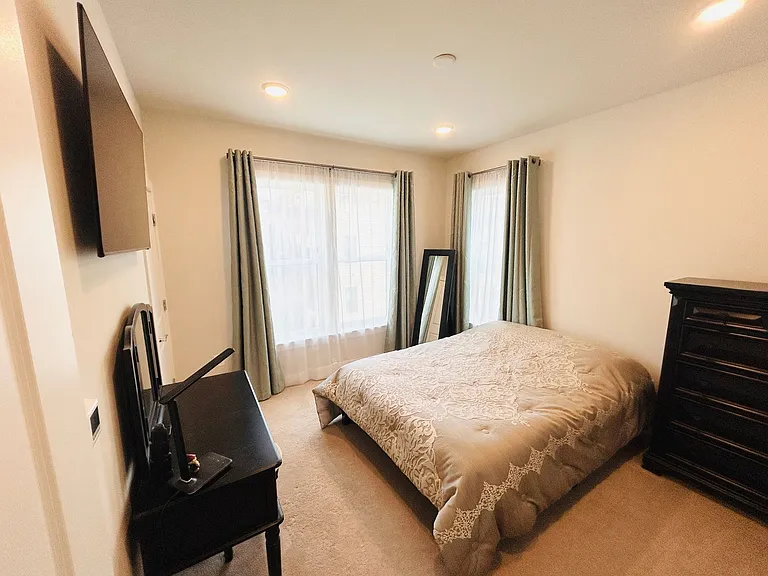 913 King Farm Blvd — Photo 11