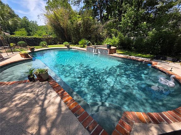 4th image of 914 Beau Chene Dr