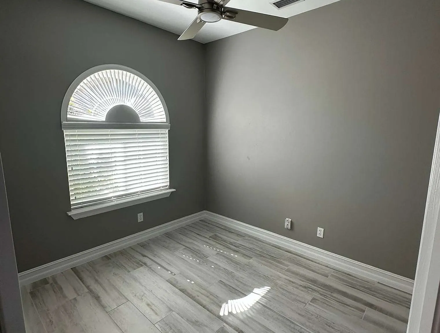 3 bed, 2.0 bath, 1894 sqft, $4,230 — Photo 2