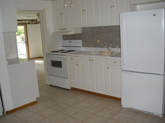 KITCHEN LOOKING INTO FAMIY ROOM