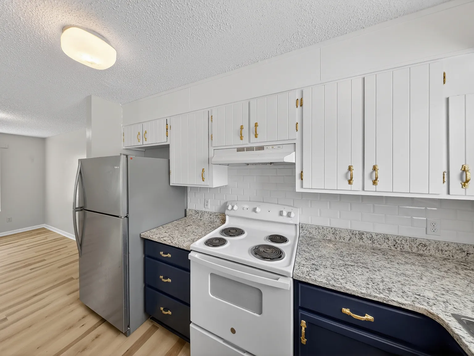 1196 McArthur Dr — Photo 2