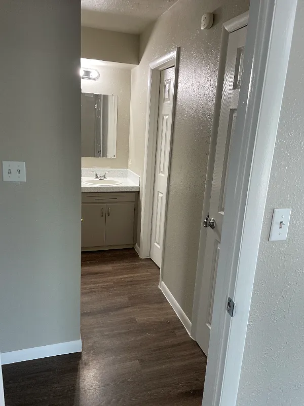 Spacious Beautiful Renovated 2-Bedroom Downtown Longmont, First Month Free Rent Summer Promo — Photo 4