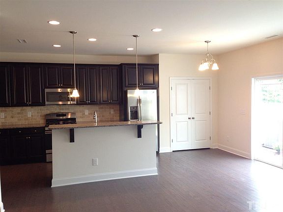 5th image of 102 Willow View Ln