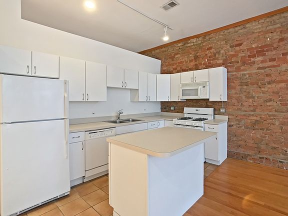 5th image of 679 N Milwaukee Ave