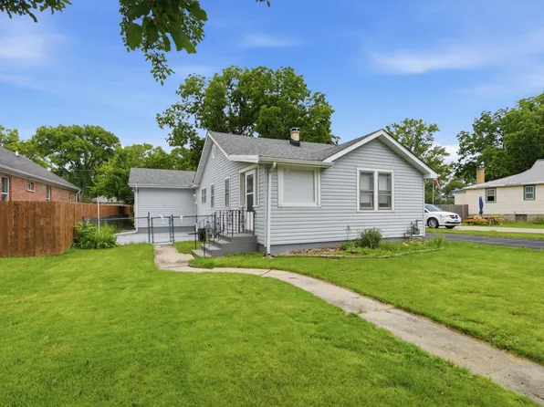 4618 W Lakeshore Dr, McCullom Lake, IL 60050