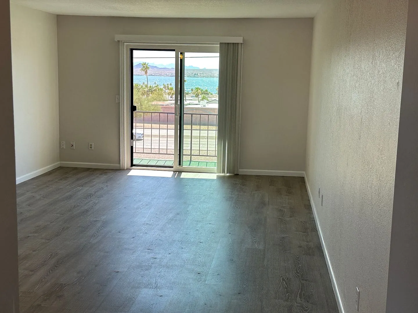Upstairs Condo with Beautiful Lake View! — Photo 4
