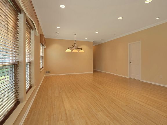 4th image of 20 Sagamore Dr