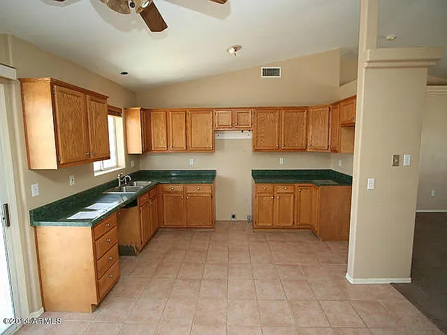 3 bed, 1391 sqft, $1,425 — Photo 2