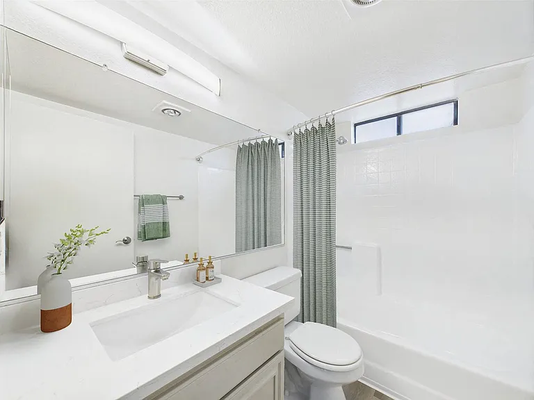 11325 Morrison St — Photo 6
