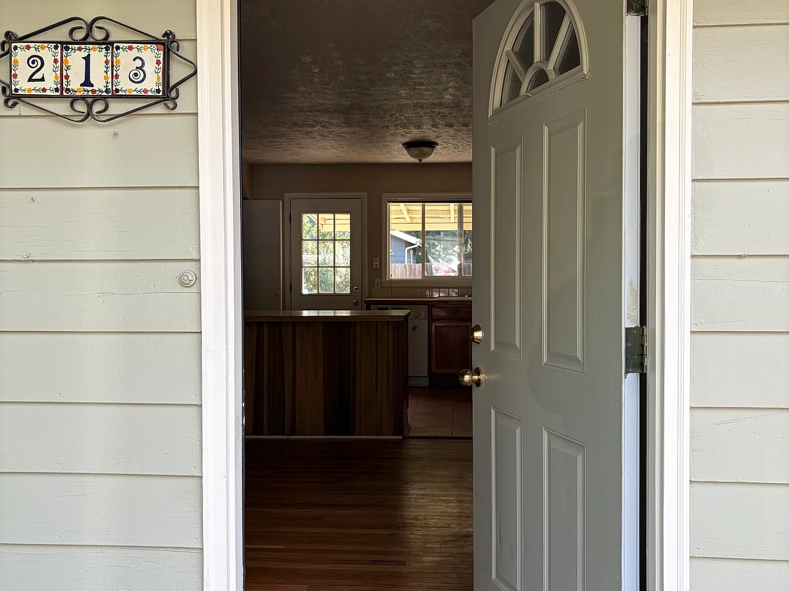 3 bed, 1.5 bath, 1002 sqft, $2,100 — Photo 2