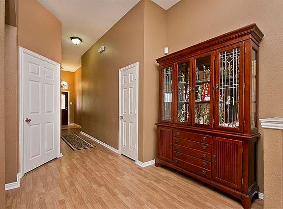 5th image of 513 Twin Knoll Dr