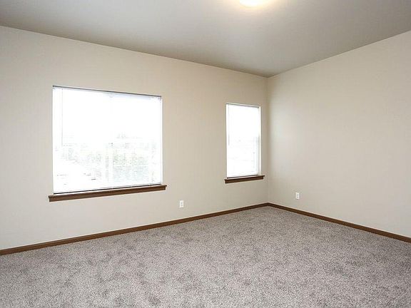 5th image of 13518 97th Ave E Unit 402
