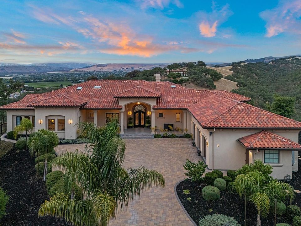 1st image of 5 Winding Oaks Dr