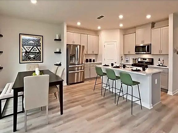 4th image of 446 Ravine Dr