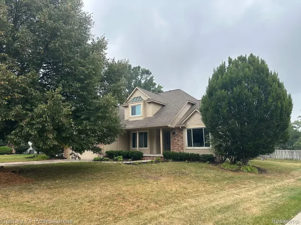 12220 Moceri Dr, Grand Blanc, MI 48439
