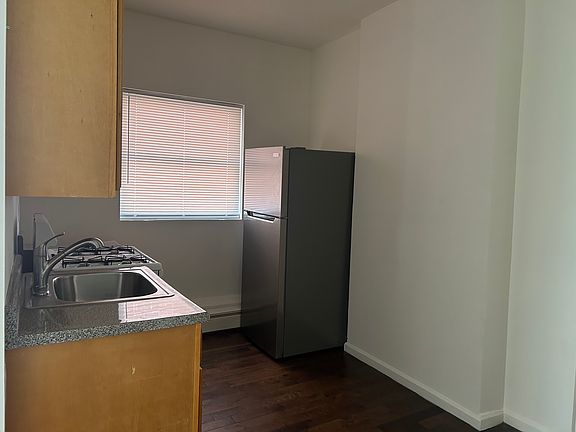 4th image of 513 Bangs Ave #4