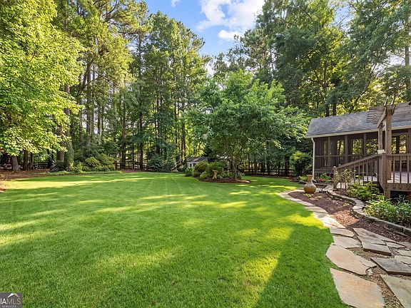3rd image of 805 Pinehurst Dr