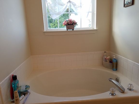 3rd image of 3558 King Edward Way