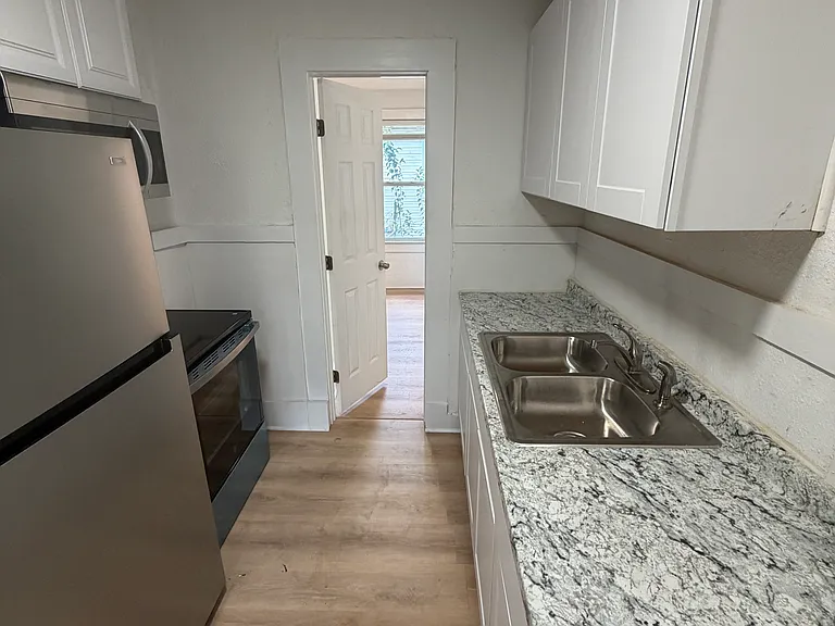 1658 W 4th St — Photo 9