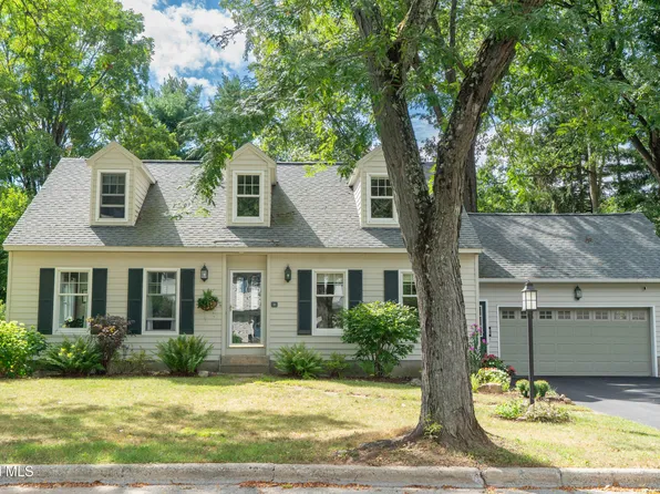 11 Wedgewood Drive, Saratoga Springs, NY 12866