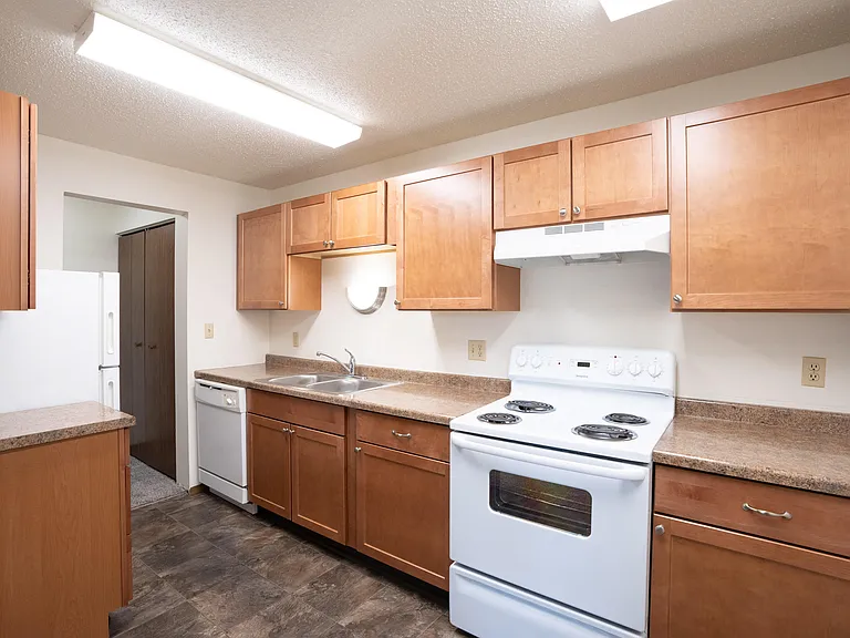 Fargo, ND Pacific Park Apartments | 11C | Kitchen