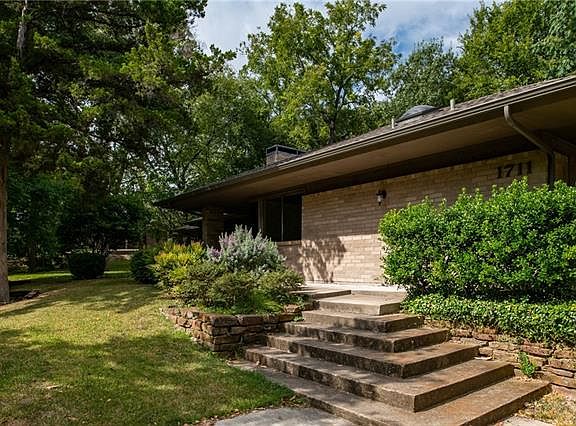 3rd image of 1711 Creekhaven Dr