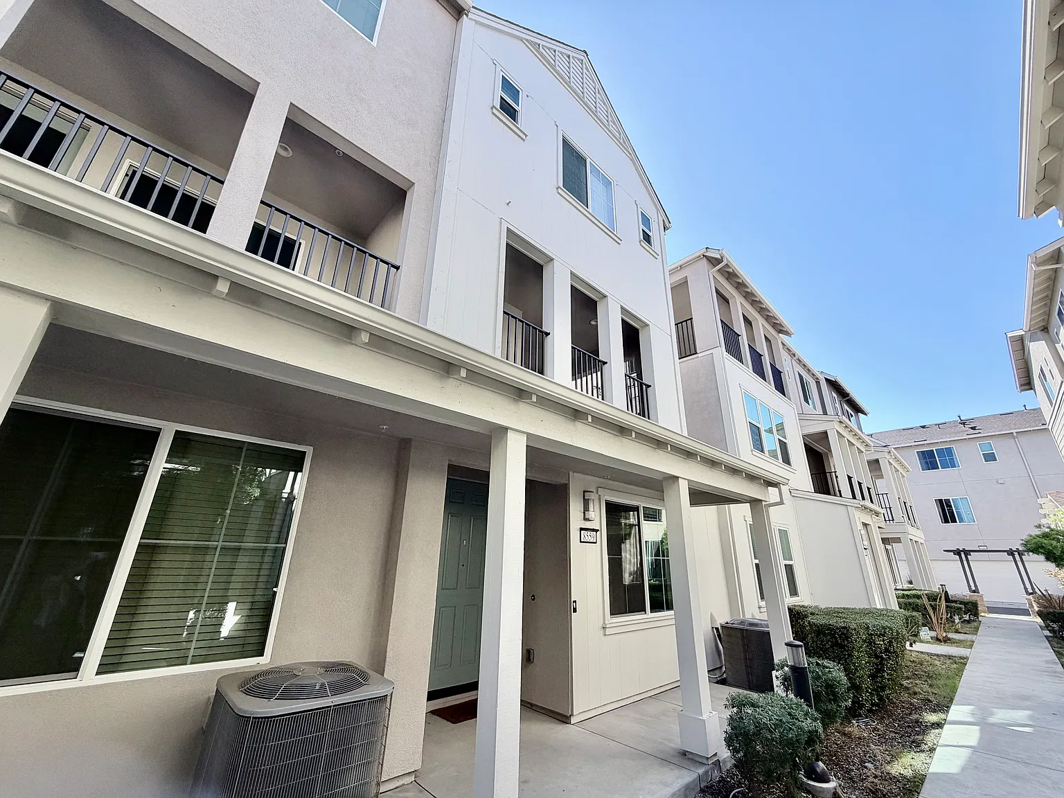 5 bed, 3.5 bath, 1680 sqft, $4,395 — Photo 2