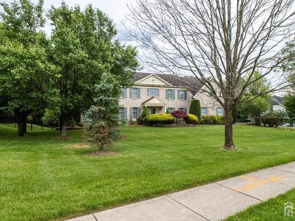 1 Saddle Ct, Monroe Township, NJ 08831