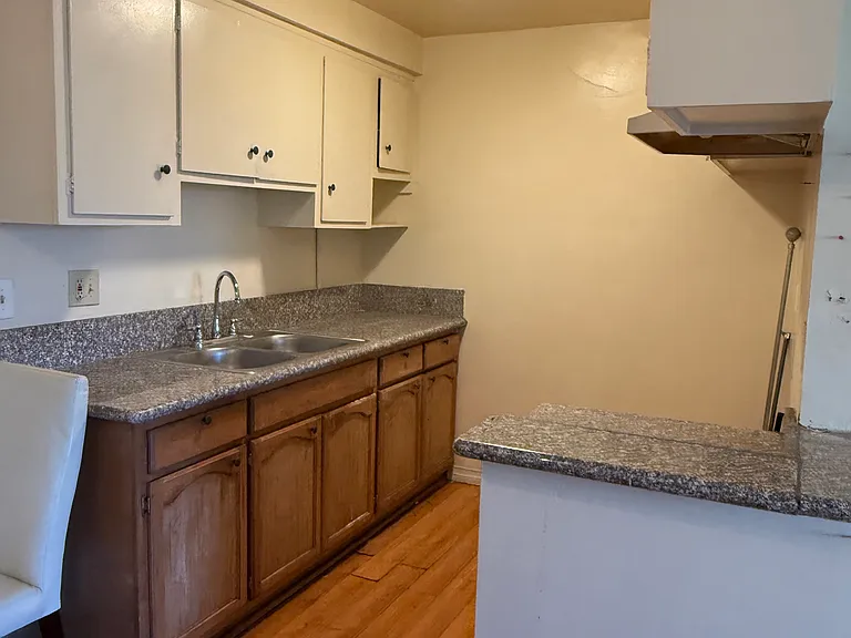 1025 N Mariposa Ave #2 — Photo 4