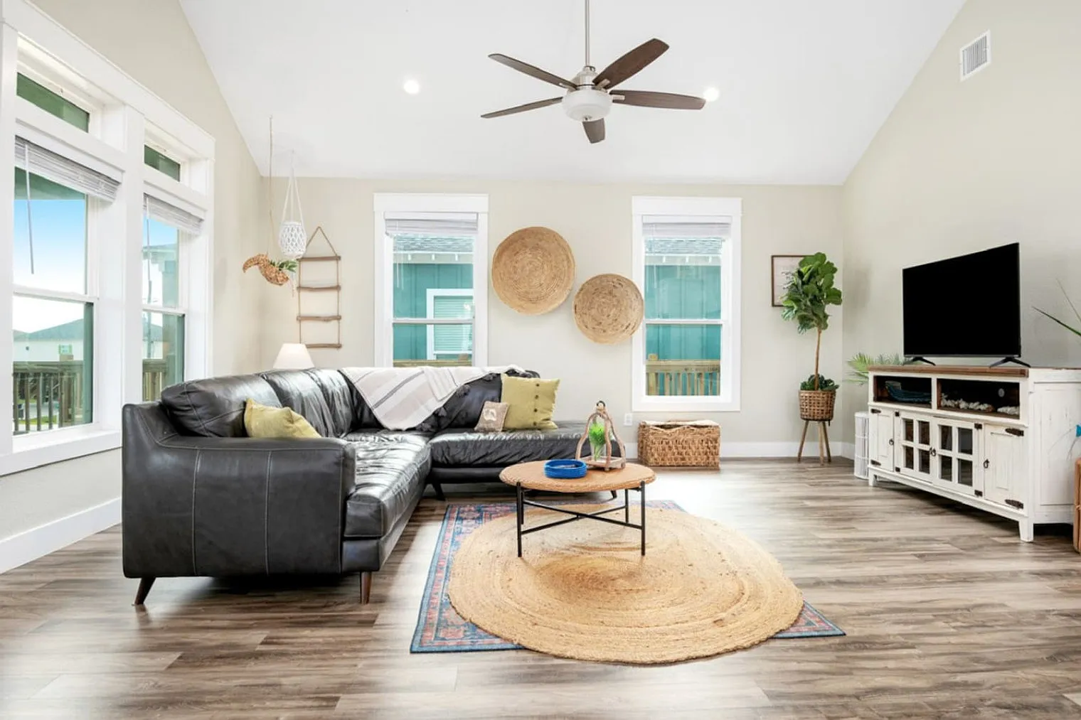 3 bed, 2.0 bath, 1603 sqft, $2,508 — Photo 1