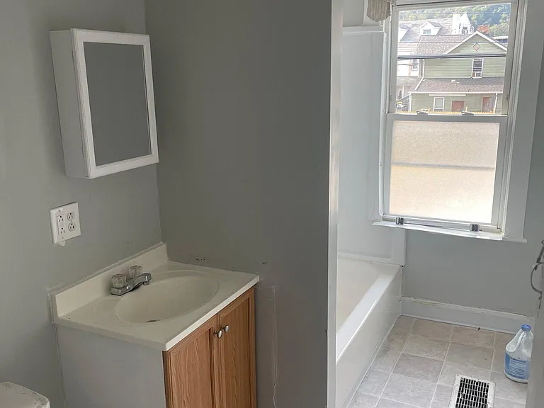 1136 Main St — Photo 16