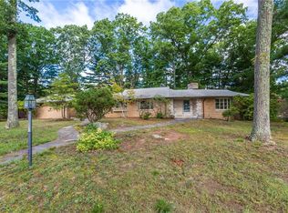 5 Maplecrest Dr, Smithfield, RI 02828